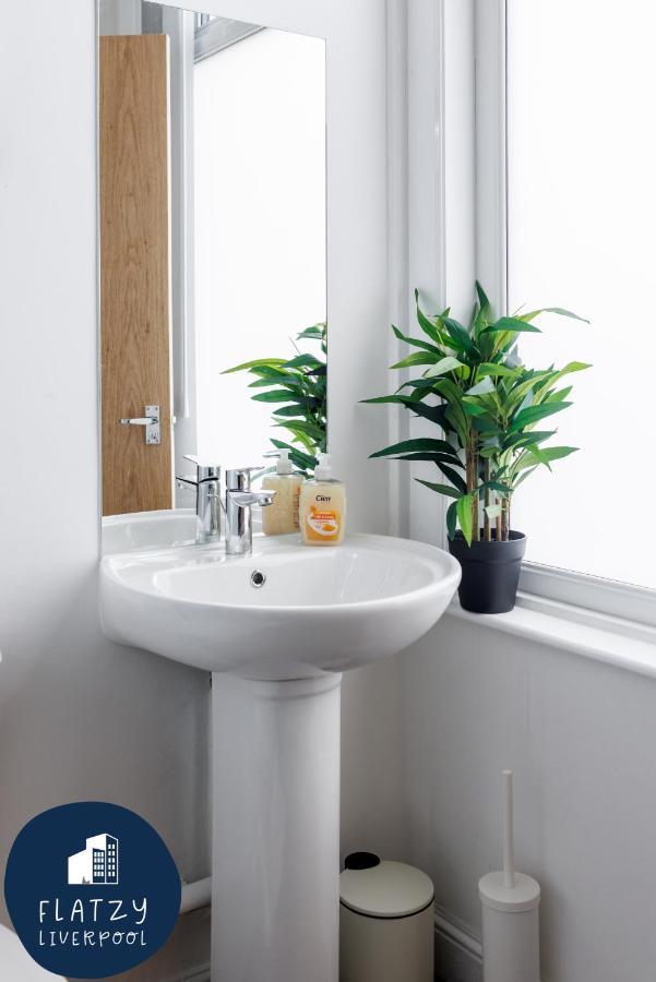 Flatzy - 6 Bed Oasis Close To Football Stadiums Liverpool Eksteriør billede